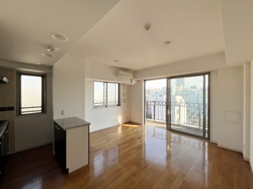 窓からいい景色と日差しが入るリビング。