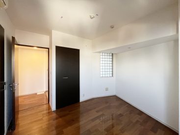 緑道とキャロットタワーの見える窓と、ガラスブロックがあります。