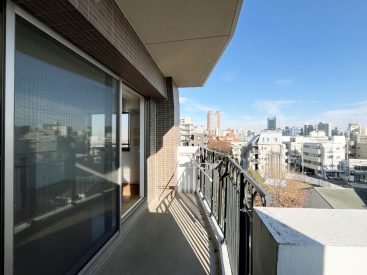 空と街が見える、風通りのいいバルコニー。