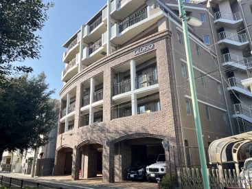 愛らしさと重厚さが合わさったレンガの外観。