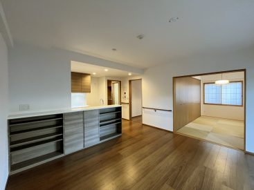 カウンターのキッチンが、部屋の中心に。