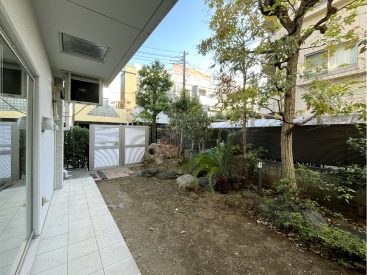 季節の植物がある庭。