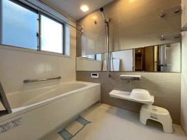 小窓のあるゆったりとした浴室。