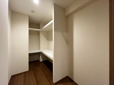 玄関横の納戸。