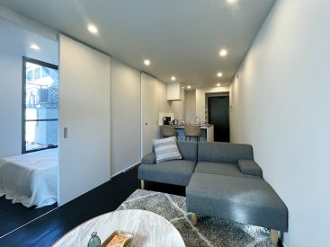 11.63帖のLDK。玄関からはじまり、窓辺までまっすぐ広がったつくりのお部屋です。