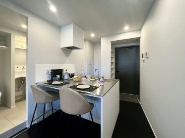 キッチンはここで食事もできるようフラットなつくり。収納は足元にあります。