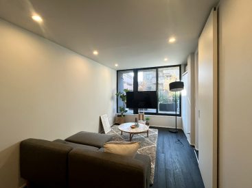 緑と日差しを取り込む窓。南向きで明るい。