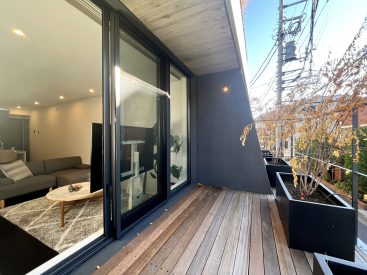 解放感のあるウッドデッキのテラス。