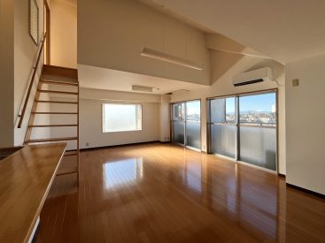 空に囲まれたような、1LDK＋ロフトの一室。