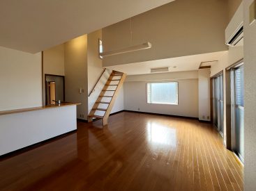 吹き抜けの天井が開放的。