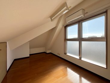 階段を上がった先の部屋。約4.5帖のロフト。