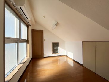 約7帖のロフト。斜め天井には注意ですが、思ったよりもスムーズに動ける部屋です。