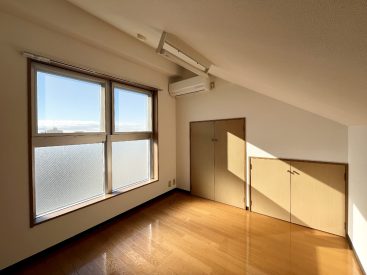 どちらのロフトにも、日当たりのいい窓・エアコンがあります。
