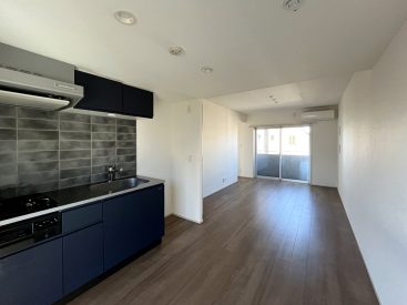 縦に長いLDKは、約12帖の広さ。