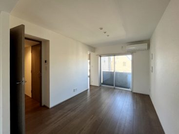 窓は西向き。あまり日差しは届きませんが、思ったよりも居心地が良い。