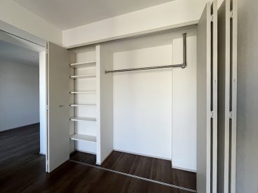 多段のものと、ハンガーがかけられるものが付いたクローゼット。