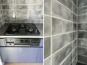 ガスコンロは3口。壁面は波のようなタイル。