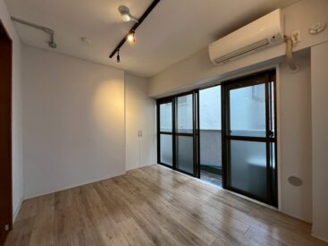 北向きで陽当たりは弱め。