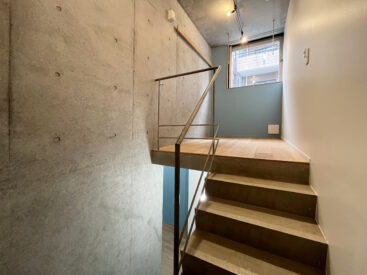 様々な素材と印象のある1DKのお部屋。