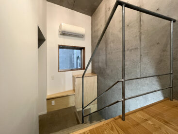 洋室から玄関側を眺めた様子。