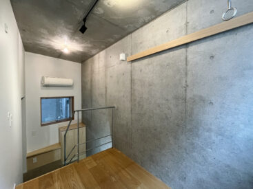 RC打ちっぱなし×木床の組み合わせ。