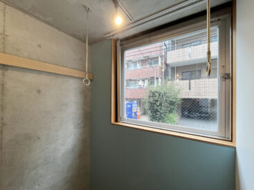 北向きの窓から日差しが入ります。