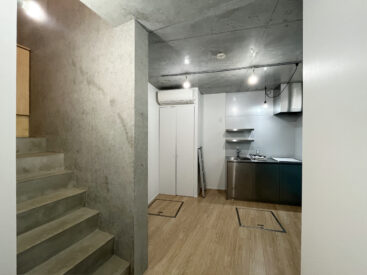 下階のダイニング空間。