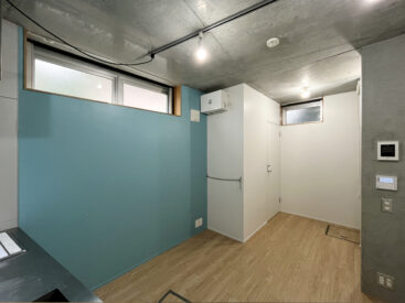 地下のさっぱりとした印象の下階。