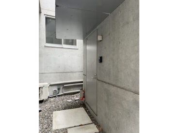 玄関前はこのお部屋専用の共用部。