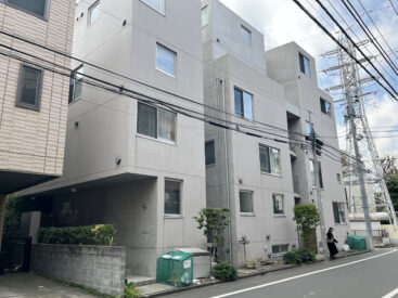 静かな住宅街に、窓のリズムがあるRC造のマンションが建っています。