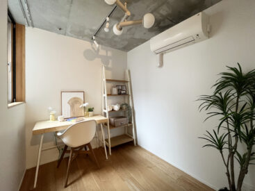 上階の洋室。日差しの入るお部屋です。