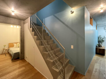 階段はRC造のコンクリート、壁面は水色。