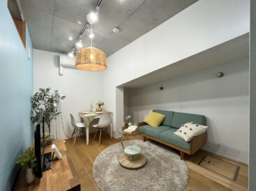 メインのLDK。壁の一部がすっぽり空いたつくり。