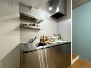 キッチンは収納までステンレス。IH2口のコンロです。