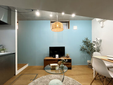 空いた壁部分から部屋を見渡した様子。