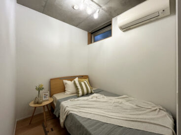 下階の洋室。小さな窓とエアコンのシンプルな内装です。