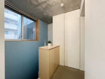 扉を開けるとフラットな玄関がお出迎え。