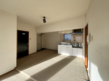 玄関から始まるLDK。真ん中に段差があり、キッチンとLDが緩やかな境界に。