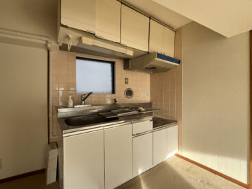 ガスコンロが置けるキッチン。（クリーニング前のものとなります）