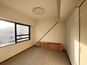 洋室予定の一室。ここにも収納がひとつ。