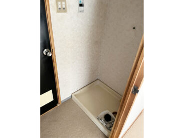 洗濯機置き場は浴室の前に。