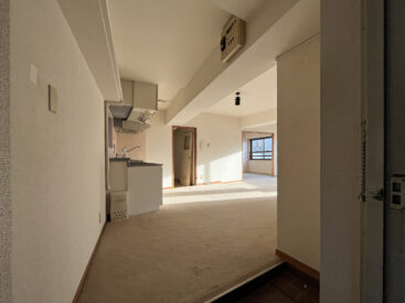 玄関からこの温かさ。靴箱は無いのでちょうど良いものを設置するのが吉。