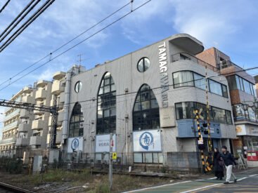 駅から出てすぐのマンション。1階は歯科医院です。