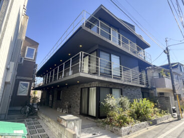  2023年12⽉築、外観デザインも見事なマンション。