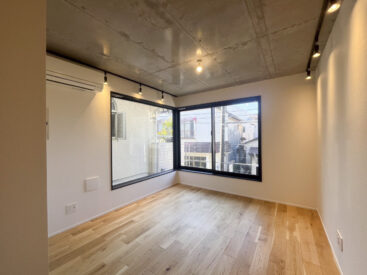 西の日差しをリビングに届ける角窓。