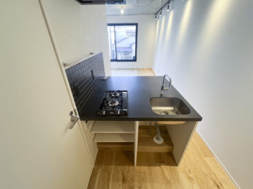 キッチンモノクロカラー。収納は下部分にオープンなものが。