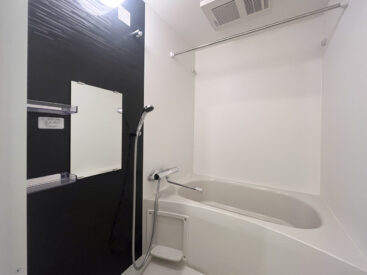 シンプルな浴室。乾燥機付きで雨の日の洗濯物にも。