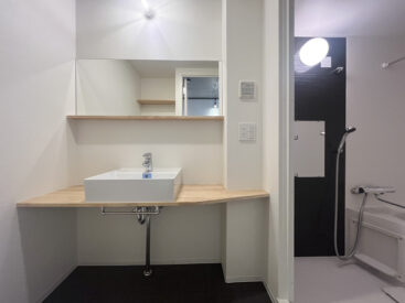 木の素材で出来た造作の洗面台。