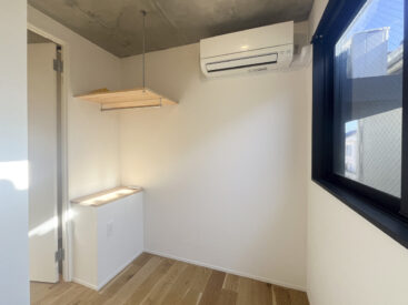 2.8帖のお部屋。南からの日差しが入ります。