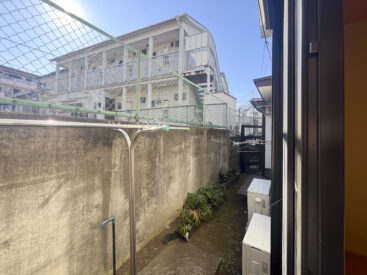 縁側の先には小さめのお庭。お洗濯物はこちらで。